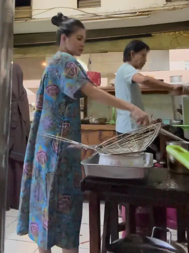7 Momen Epy Kusnandar dan Istri Masak Bareng Untuk Jualan di Kantin Ini Kompak