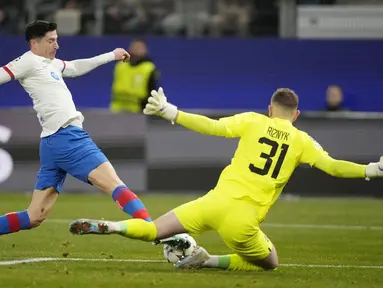 Pemain Barcelona, Robert Lewandowski, berusaha melewati kiper Shakhtar Donetsk, Dmytro Riznyk, dalam duel matchday 4 Grup H Liga Champions 2023/2024 di Volksparkstadion, Hamburg, Rabu (8/11/2023). Striker 36 tahun itu kembali gagal mencetak gol untuk Barcelona. (AP Photo/Matthias Schrader)