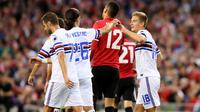 Gelandang Sampdoria, Dennis Praet (kanan) melakukan selebrasi bersama rekannya usai mencetak gol ke gawang Manchester United pada pertandingan pra musim di stadion Aviva di Dublin (2/8). MU menang atas Sampdoria dengan skor 2-1. (AFP Photo/Paul Imith)