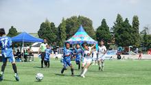 E7AM Football Challenge, festival sepak bola usia dini yang berlangsung di lapangan Pusdikpom, Cimahi, Minggu (28/12/2025). (Bola.com/Erwin Snaz)