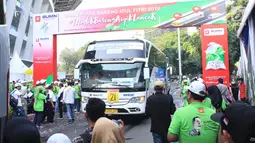 Bus pemudik saat berangkat dari Gelora Bung Karno, Jakarta Pusat, Kamis (30/5/2019). Selain memberangkatkan para pemudik, Askrindo memberikan asuransi kecelakaan diri atau Insurance Personal Accident kepada 1.406 pemudik yang diberangkatkan serentak. (Liputan6.com/HO/Iqbal)