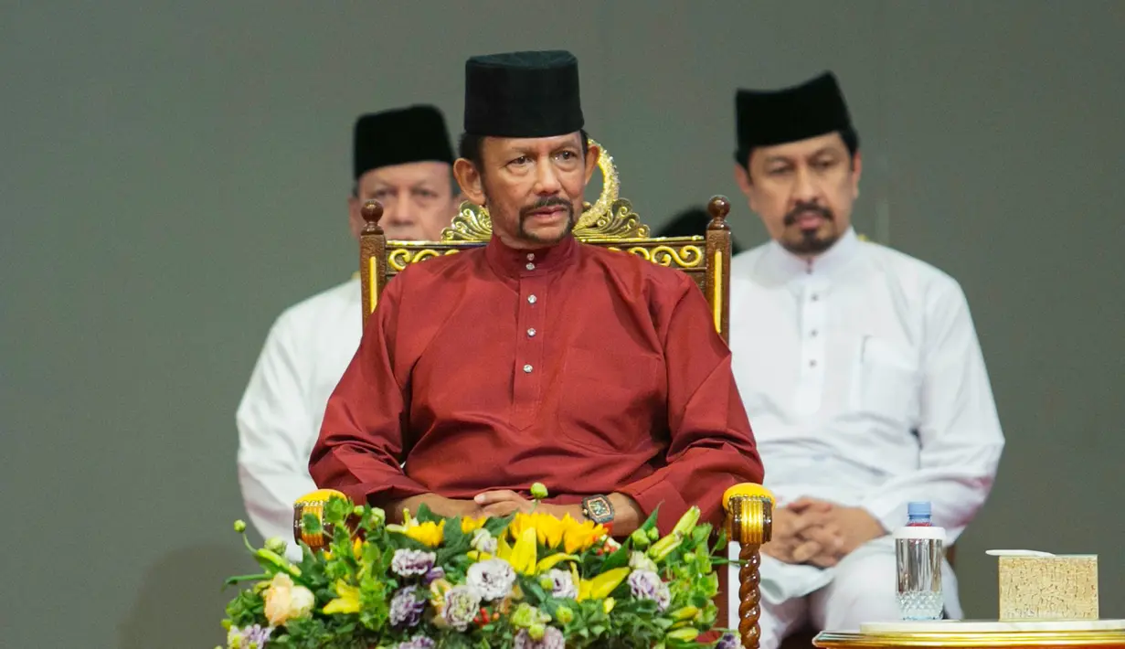 Sultan Hassanal Bolkiah (tengah) saat menghadiri sebuah acara di Bandar Seri Begawan, Brunei Darussalam, Rabu (3/4). Hukum syariah baru, pelaku seks lesbian (sesama perempuan) akan dicambuk hingga 40 kali dan dipenjara selama 10 tahun. (AFP)