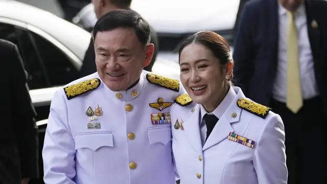 Mantan Perdana Menteri Thailand Thaksin Shinawatra (kiri) dan putrinya Paetongtarn Shinawatra sebelum pengukuhannya sebagai perdana menteri baru Thailand di markas besar Partai Pheu Thai di Bangkok, Minggu (18/8/2024).
