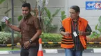 Plh Kadis PU Kota Pasuruan Dwi Fitri Nurcahyo (kanan) tiba di Gedung KPK, Jakarta, Jumat (16/11). Dwi akan menjalani pemeriksaan lanjutan oleh penyidik KPK. (Merdeka.com/Dwi Narwoko)