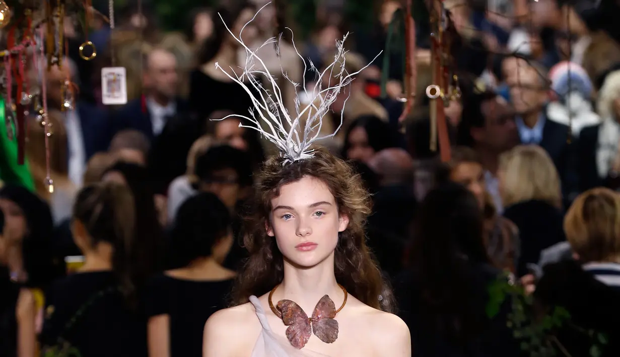 Seorang model mengenakan rancangan Christian Dior untuk koleksi spring/summer 2017 di Musee Rodin, Paris, Senin (23/1). Peragaan busananya terasa seperti di negeri dongeng yang indah, begitu pula koleksi busana yang dikeluarkan. (FRANCOIS Guillot/AFP)