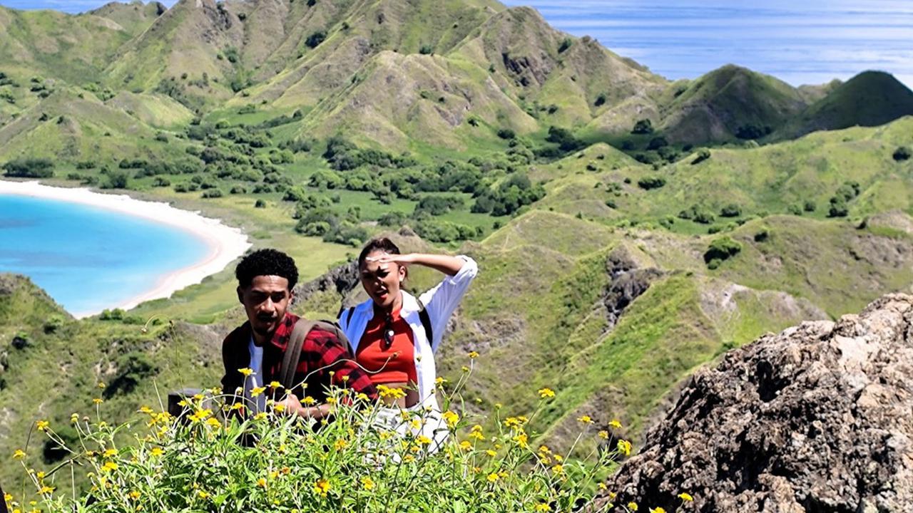 Dari Laut Biru yang Jernih hingga Bukit nan Eksotis, Intip Momen Marion Jola Eksplor Keindahan Labuan Bajo pada Iklan Terbaru Kuku Bima