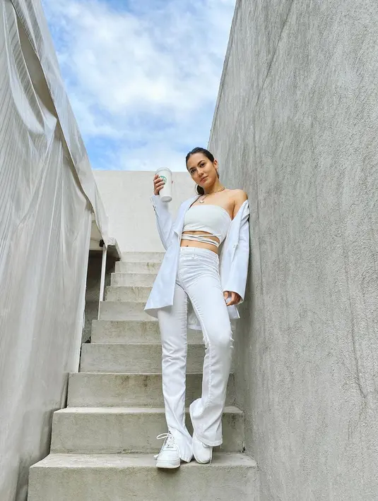 <p>Tampil monokrom dengan serba putih seperti Pevita. Kamu bisa gunakan blazer dan crop top agar gayamu tidak membosankan. Lengkapi dengan sneakers putih atau ganti dengan chunky boots. [Instagram/pevpearce]</p>