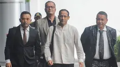 Mantan Menteri Pendidikan, Kebudayaan, Riset dan Teknologi (Mendikbudristek) Nadiem Makarim (ketiga kiri) saat tiba di area Gedung Kejaksaan Agung (Kejagung), Jakarta, Selasa (15/7/2025). (merdeka.com/Arie Basuki)