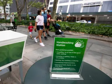 Pengunjung berjalan melewati sebuah sarana cuci tangan di Bryant Park, New York, 8 Juli 2020. Jumlah kasus COVID-19 di AS telah melampaui angka 3 juta pada Rabu (8/7), tepatnya 3.009.611 kasus hingga pukul 11.34 waktu setempat, menurut lembaga CSSE di Universitas Johns Hopkins. (Xinhua/Wang Ying)
