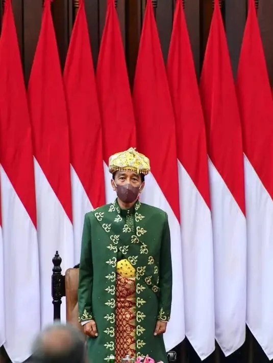 Melihat baju adat yang dikenakan Bapak Presiden di Sidang MPR tahun lalu. Di acara ini, Pak Jokowi mengenakan baju adat Paksian dari Bangka Belitung berwarna hijau dengan sentuhan bordir emas. [Foto: Instagram/jokowi]