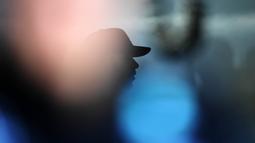 Pebalap Mercedes, Lewis Hamilton melintasi garasi timnya saat sesi latihan bebas F1 GP China di Shanghai, (7/4/2017). (AFP/ Greg Baker)