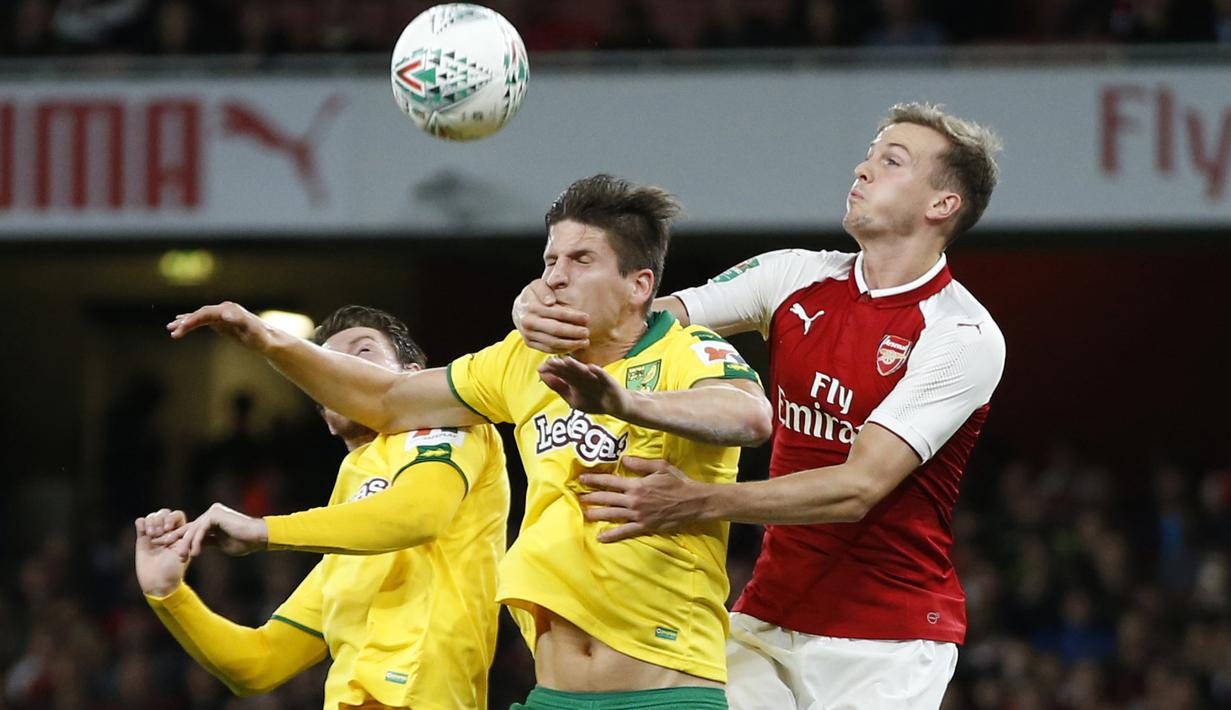 Duel pemain Arsenal, Rob Holding (kanan) dan pemain Norwich City, Timm Klose pada laga Piala Liga Inggris di Emirates Stadium, London, (24/10/2017). Arsenal menang 2-1. (AP/Alastair Grant)
