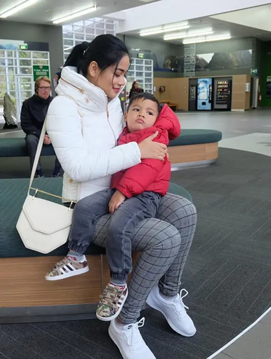 Di perayaan Hari Ibu tahun ini, Titi mengajak para Ibu di Indonesia untuk menjadi ibu yang baik untuk anak-anak mereka. Menganjurkan kepada para ibu, meskipun berprofesi sebagai wanita karier, anak harus dididik dengan baik. (Instagram/Titikamall)