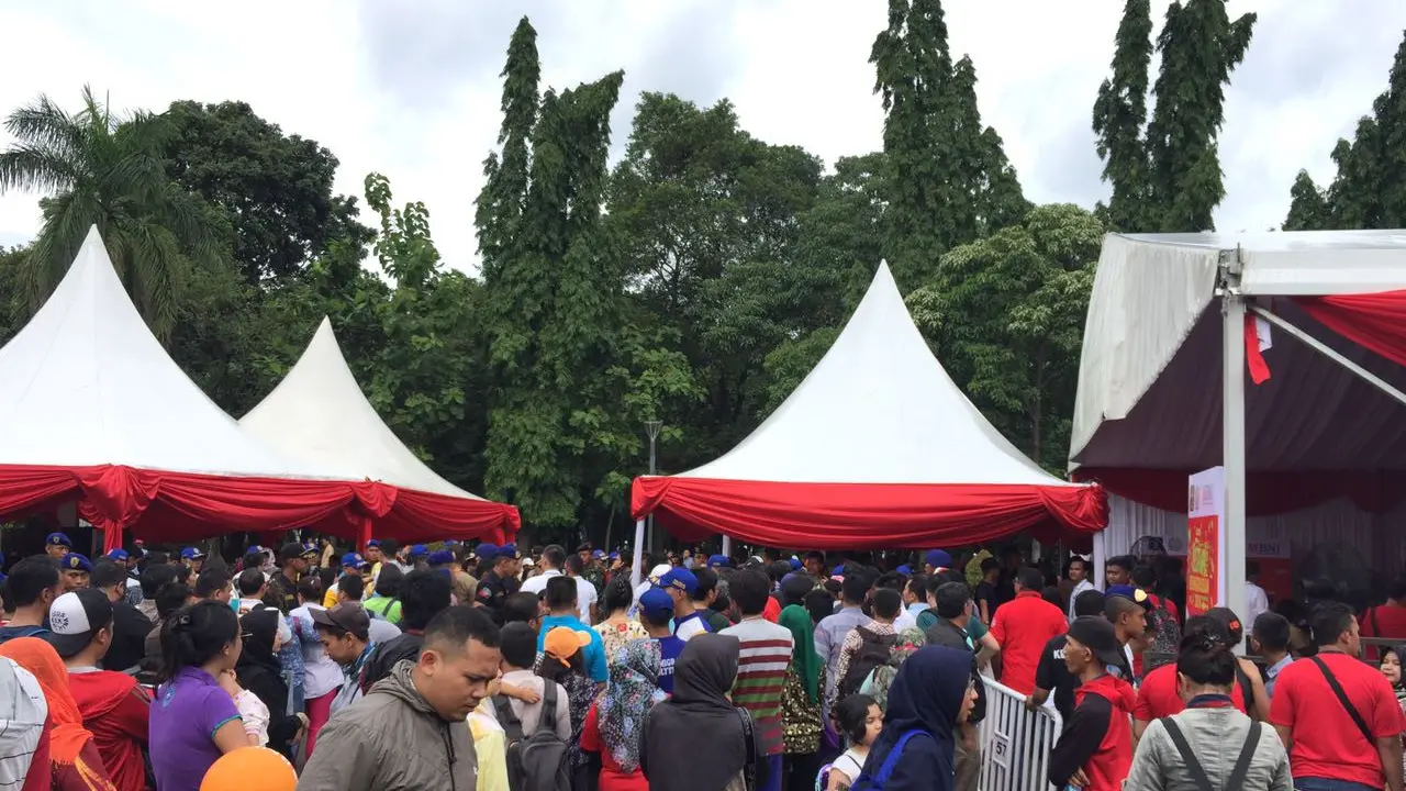 Antrian Pemohon Paspor Elektronik di Festival Imigrasi 2018 (Liputan6.com/Lizsa Egeham)