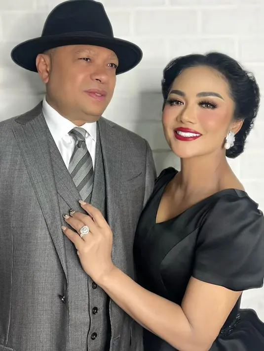 Sama seperti Ashanty, penampilan anggota DPR RI ini juga dipulas makeup bold dan tatanan rambut retro. [@genifaruk/@ashanty_ash/@krisdayantilemos]