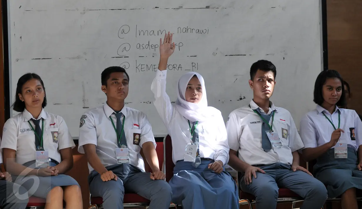 Siswa SMA yang  lolos seleksi Paskibraka saat mengikuti pendalaman materi di Gedung PP-PON Menpora Cibubur, Jakarta, Rabu (27/7). Sebanyak 68 Paskibraka lolos seleksi Paskibraka Tingkat Nasional 2016. (Liputan6.com/Yoppy Renato)