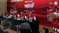 Tampak Paul Parker dan Michael Owen duduk berdampingan dengan Bambang Pamungkas dan Bima Sakti saat konferensi pers yang digelar di Jakarta, Selasa (22/10/13) (Liputan6.com/ Helmi Fithriansyah)