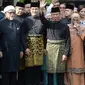 Muhyiddin Yassin (kedua kanan) melambaikan tangan sebelum upacara pelantikannya sebagai Perdana Menteri Malaysia di Istana Negara, Kuala Lumpur, Minggu (1/3/2020). Pelantikan dilakukan dengan alasan kursi kepemimpinan harus segera terisi. (NAZRI RAPAAI/AFP/MALAYSIA'S DEPARTMENT OF INFORMATION)