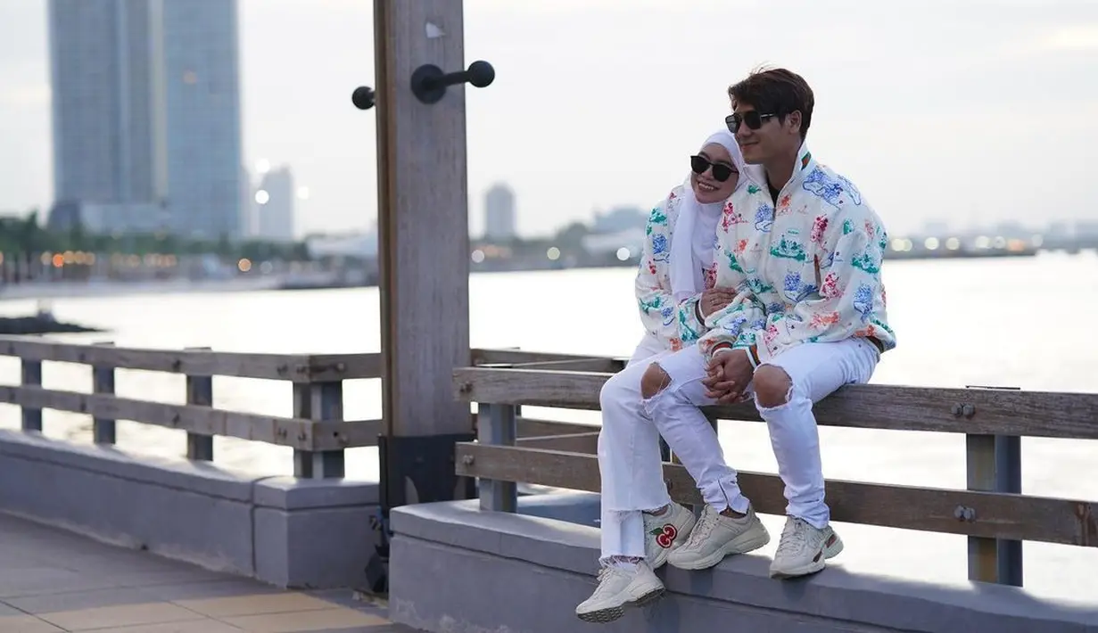 "Itulah kenapa saya beberapa kali izin ngehost, tapi saya kosongin dalam beberapa Minggu belakangan untuk fokus ngurus wedding untuk mengurus hal hal yang bisa saya persiapkan," katanya. (Instagram/lestykejora)