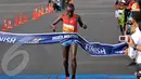 William Chebor pelari asal Kenya merupakan pelari pertama yang memasuki garis finish dengan total waktu 2.14.30 dalam jarak lari Marathon 42,195 km (Liputan6.com/Andrian M. Tunay)