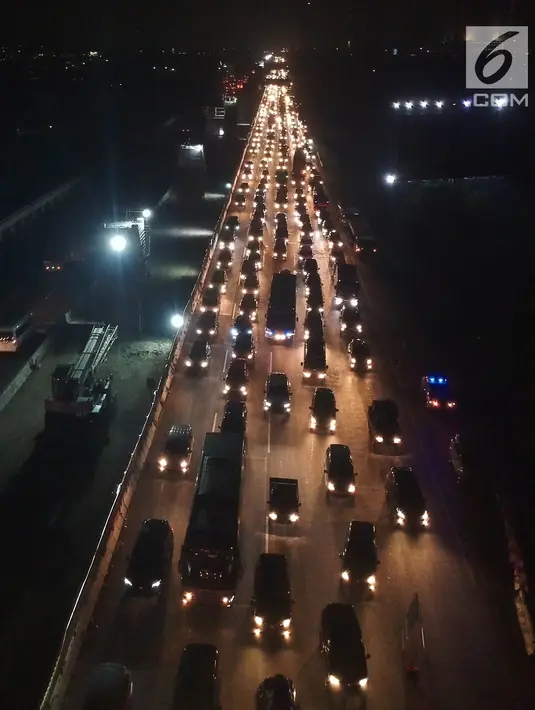 Kendaraan pemudik antre menuju Gerbang Tol Cikarang Utama di Bekasi, Jawa Barat, Minggu (10/6) dini hari. Pada H-5 Lebaran arus mudik di ruas Tol Jakarta-Cikampek mulai mengalami kepadatan. (Liputan6.com/Arya Manggala)
