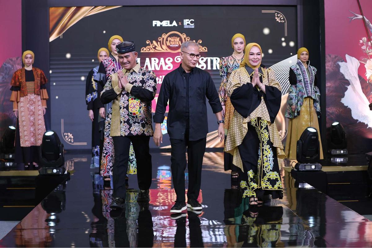 Wali Kota Tarakan dan Istri saat Parade Wastra Nusantara 2025