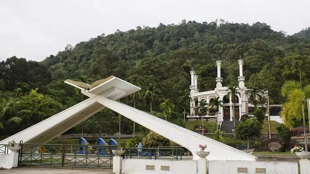 tugu Alquran raksasa