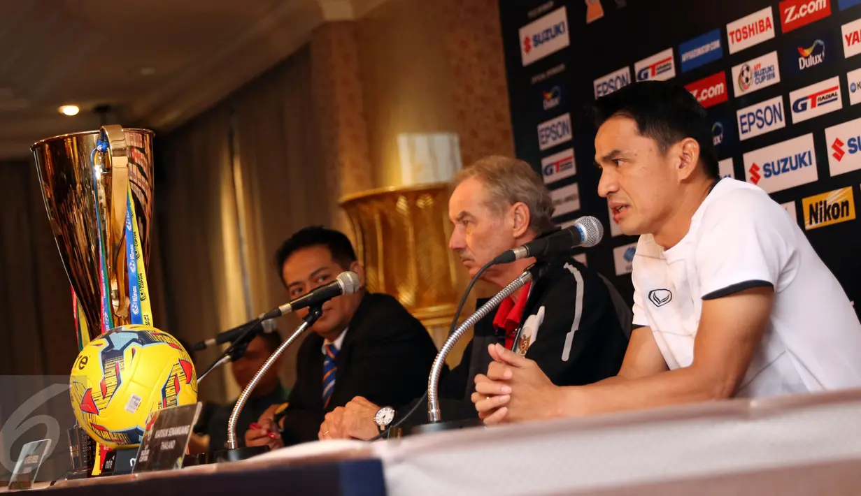 Pelatih Timnas Thailand, Kiatisuk Senamuang (kanan) memberi keterangan jelang final kedua Piala AFF 2016 di Bangkok, Thailand, Jumat (16/12). Indonesia akan melakoni final kedua Piala AFF 2016 melawan Thailand. (Liputan6.com/Helmi Fithriansyah)