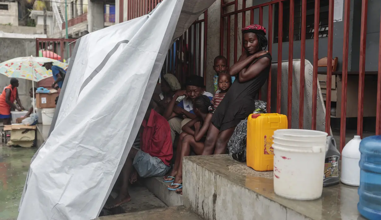 Pihak berwenang memeriksa beberapa dari mereka yang hidup di jalanan atau di tempat penampungan sementara. (AP Photo/ Odelyn Joseph)