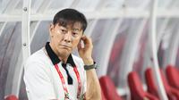 Pelatih Timnas Indonesia, Shin Tae-yong, dalam duel vesus Laos pada laga lanjutan Grup B Piala AFF 2024 di Stadion Manahan, Solo, Kamis (12/12/2024) malam WIB. (Bola.com/Abdul Aziz)
