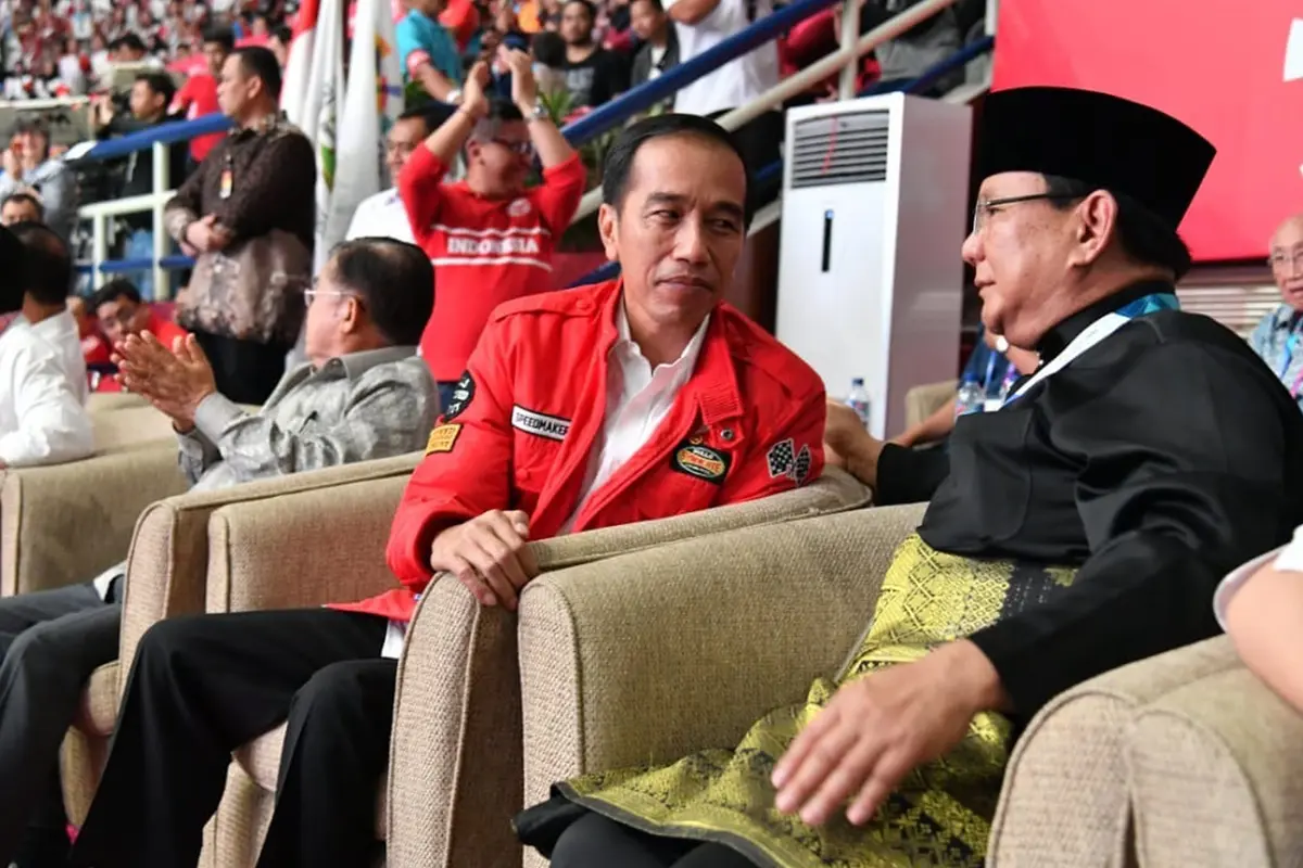 Potret Jokowi - Prabowo Peluk Atlet Silat Peraih Emas Asian Games 2018