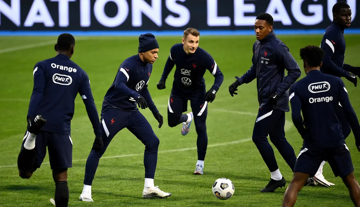 Pemain Prancis, Kylian Mbappe, saat mengikuti latihan jelang laga lanjutan UEFA Nations League 2020/2021 di Stadion Maksimir, Kroasia, Rabu (14/10/2020). Prancis akan menghadapi Kroasia. (AFP/Franck Fife)