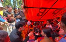 Kunjungi Posko Gempa NTT di Sikka, Gibran Tanyakan Kondisi Anak dan Serahkan Bantuan