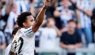 Weston McKennie merayakan golnya di laga Juventus vs Genoa di pekan ke-31 Liga Italia 2025/2026 di Allianz Stadium, Senin (06/04/2026) malam WIB. (Fabio Ferrari/LaPresse via AP)