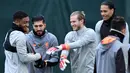 Para pemain Liverpool saat mengikuti sesi latihan jelang menghadapi Porto pada leg kedua babak 16 besar Liga Champions di Stadion Anfield di Melwood Training Ground, Liverpool, (5/3). (AFP Photo/Anthony Devlin)