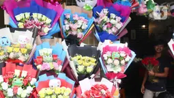 Sejumlah souvenir bunga mawar yang dihias terlihat di kawasan Rawa Belong, Jakarta, Senin (14/2/2022). Hari Valentine yang diperingati setiap 14 Februari menjadi berkah bagi para penjual bunga karena banyak pesanan bunga di momen kasih sayang tersebut. (Liputan6.com/Angga Yuniar)