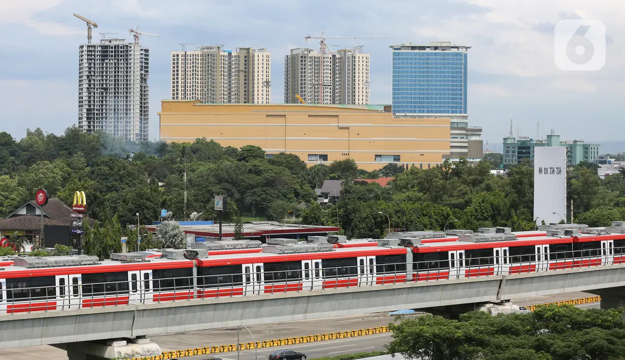 Rangkaian gerbong kereta LRT Jabodebek parkir di dekat stasiun LRT Harjamukti, Cibubur, Jakarta Timur, Jumat (26/3/2021). Progres pembangunan fase 1 LRT Jabodebek ditargetkan untuk beroperasi pada bulan Juli 2022 dengan 18 stasiun pemberhentian. (Liputan6.com/Fery Pradolo)