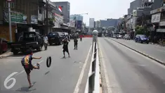 Jalan di Kampung Pulo terlihat sepi usai bentrok antara warga dengan Satpol PP, Jakarta, Jumat (21/8/2015). Sebelumnya, warga bersikeras menolak penggusuran rumah mereka oleh petugas Satpol PP. (Liputan6.com/Gempur Surya)