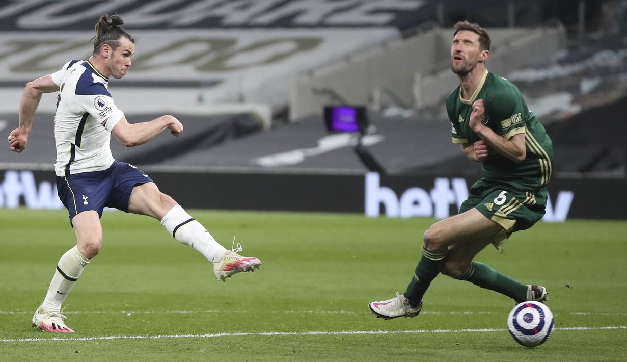 Penyerang Tottenham Hotspur, Gareth Bale, melepaskan tendangan saat melawan Sheffield United pada laga Liga Inggris di London, Minggu (2/5/2021). Tottenham menang dengan skor 4-0. (Nick Potts/Pool via AP)