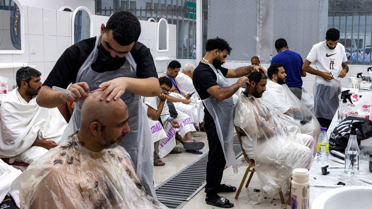 FOTO: Jemaah Haji Antri Potong Rambut di Barber Shop