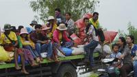Warga Kamboja duduk di atas gerobak traktor saat mengungsi di provinsi Oddar Meanchey, Kamboja, pada Sabtu (26/7/2025) (Dok. AP/Heng Sinith).