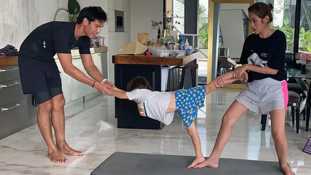 6 Gaya Jessica Iskandar Bareng Richard Kyle dan Anak Saat Yoga Ini Seru