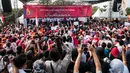 Suasana keramaian saat Konser Kebangkitan Nasional di Waduk Pluit, Penjaringan, Jakarta Utara, Sabtu (20/5). Konser ini bertajuk 'Satukan semangat untuk satu negeri dan jadilah bagian dari meriahnya kebangkitan Indonesia'. (Liputan6.com/Gempur M. Surya)
