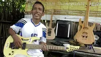 Hidayatullah, warga Kabupaten Ogan Ilir Sumsel yang menggeluti pembuatan gitar custom untuk pemain Organ Tunggal (Liputan6.com / Nefri Inge)