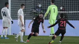 Penyerang Real Sociedad, Portu (tengah) berselebrasi usai mencetak gol ke gawang Real Madriod pada pertandingan La Liga Spanyol di stadion Alfredo di Stefano di Madrid, Spanyol, Selasa (2/3/2021). Real Madrid  kalah selisih gol dengan Barcelona di tempat kedua.  (AP Photo/Bernat Armangue)