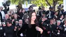Model Irina Shayk mengenakan cincin dari Koleksi Karpet Merah berbahan emas putih 18 karat yang etis, menampilkan batu tanzanite berpotongan zamrud seberat 29,76 karat, serta bertahtakan berlian dan safir; serta cincin cluster berbahan titanium yang menampilkan batu tanzanite berbentuk oval seberat 22,70 karat, serta bertahtakan batu tanzanite dan berlian cemerlang, dari Koleksi Haute Joaillerie .  [Chopard]