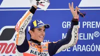 Ekspresi Marc Marquez di podium juara MotoGP Aragon 2019, di Motorland Aragon, Minggu (22/9/2019). (AFP/Javier Soriano)