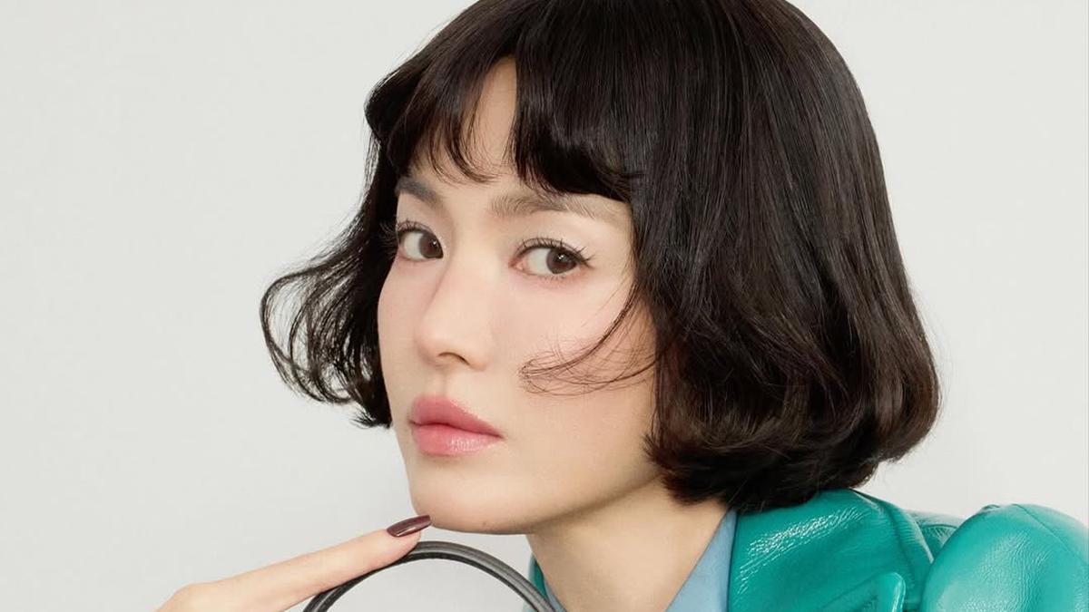 Gaya Playful Song Hye-kyo di Kampanye Terbaru FENDI Peekaboo