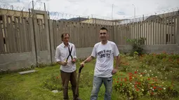 Dua tahanan asal Spanyol, Angel Lopez Berlanga (45) (kanan) dan Pedro Cuevas (54) berpose di taman sehari sebelum dipulangkan ke Spanyol di penjara di Lima, Peru, (15/3). Peru menjadi produsen kokain kedua terbesar di dunia. (AP Photo/Rodrigo Abd)