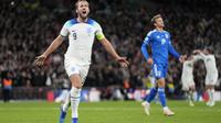 Penyerang Inggris Harry Kane merayakan gol ketiga untuk timnya yang dicetak ke gawang Italia pada laga lanjutan Grup C kualifikasi Euro 2024, di Wembley, London, Rabu dini hari WIB (18/10/2023). (AP Photo/Kirsty Wigglesworth)